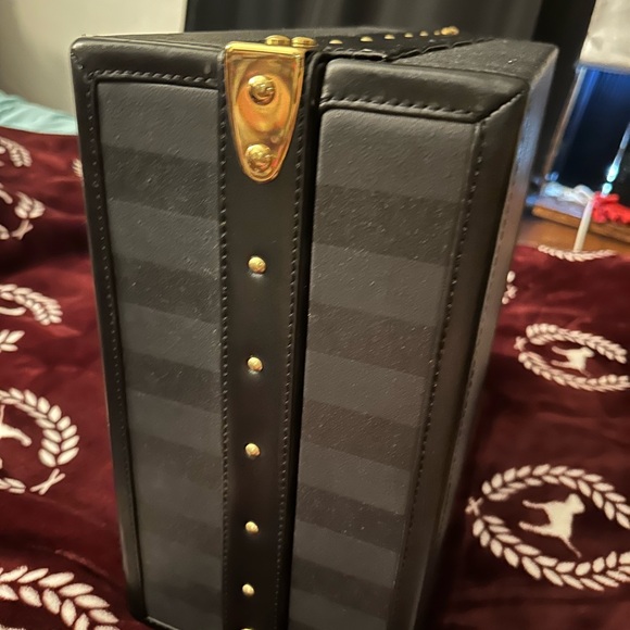 Display trunk (opens) - Picture 5 of 7